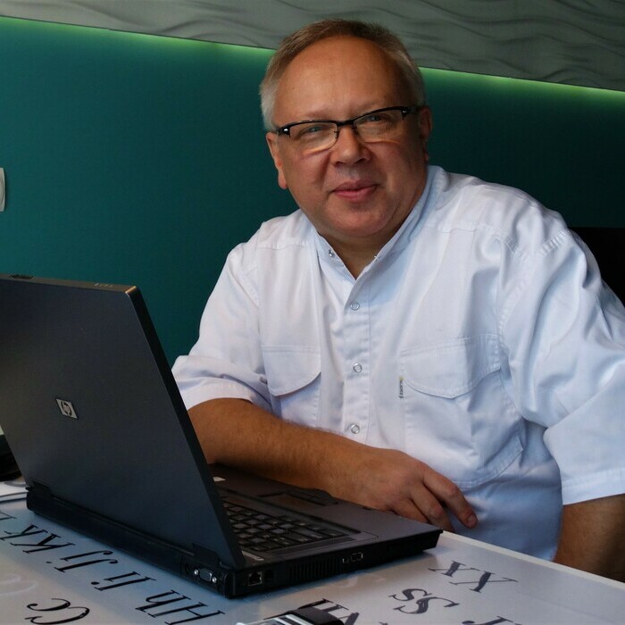 Lek. med. Piotr Machała.